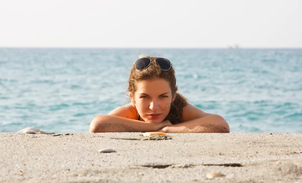 Junge Frau entspannt am Strand — Stockfoto