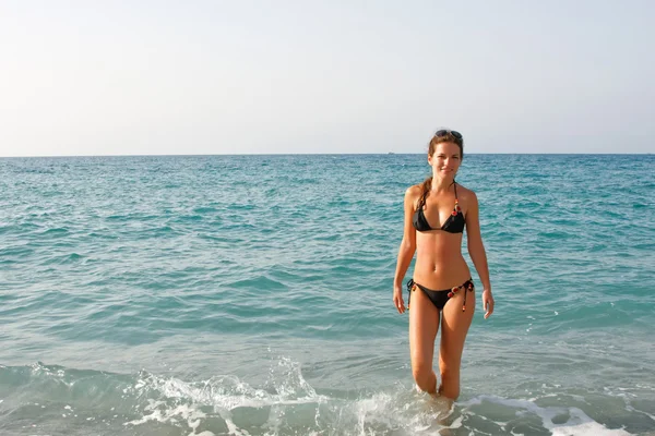 Bela jovem mulher na praia — Fotografia de Stock