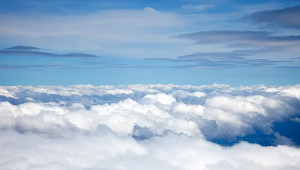 Wolken op een blauwe lucht — Stockfoto