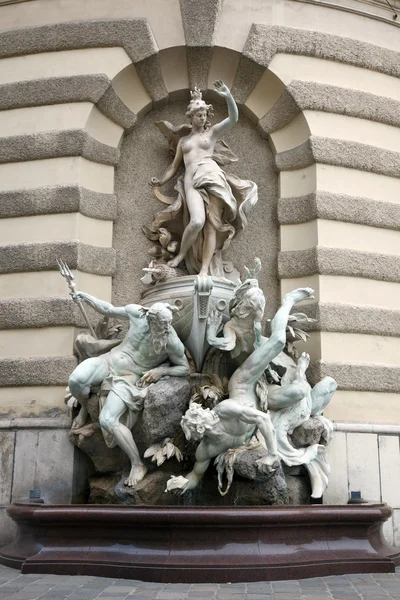 Michaelerplatz fontein in hofburg kwartaal, Wenen — Stockfoto