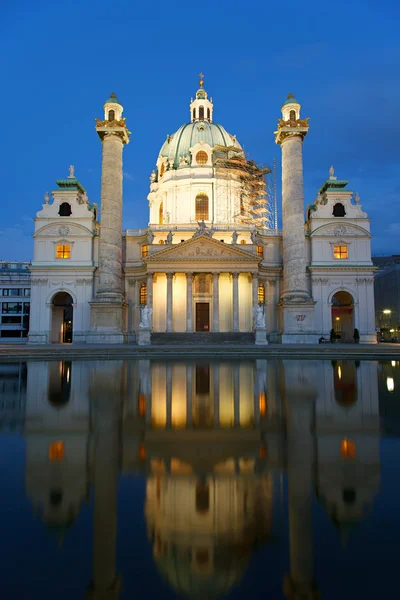 Igreja de São Carlos (Karlskirche), Karlsplatz, Viena — Fotografia de Stock