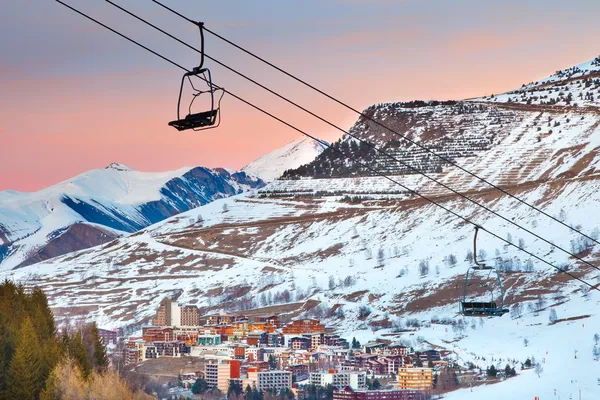 Estación de esquí en los Alpes franceses — Foto de Stock