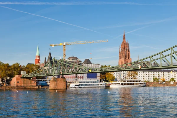 Frankfurt nad Mohanem, most přes hlavní řeka — Stock fotografie