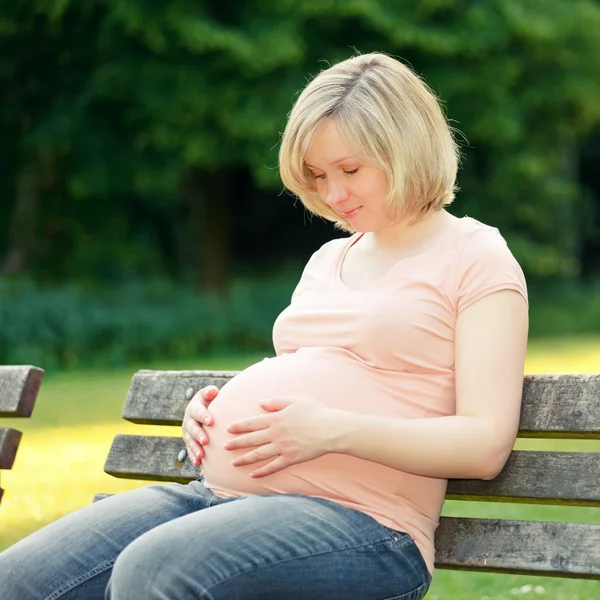 Pregnant woman in the park — Stock Photo, Image