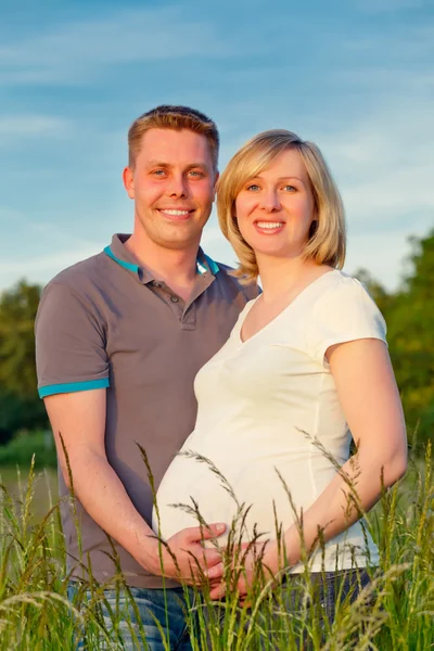 Těhotná pár v parku — Stock fotografie
