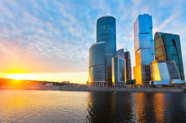 Arranha-céus da cidade de Moscou ao pôr-do-sol — Fotografia de Stock
