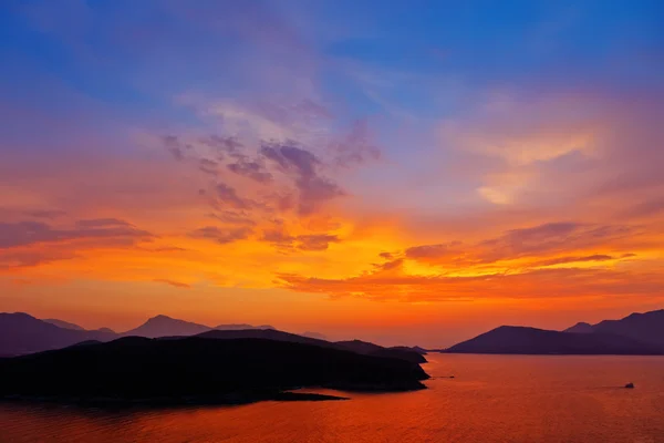 Pôr do sol sobre o mar Mediterrâneo — Fotografia de Stock