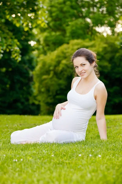 Vackra gravid kvinna i parken — Stockfoto