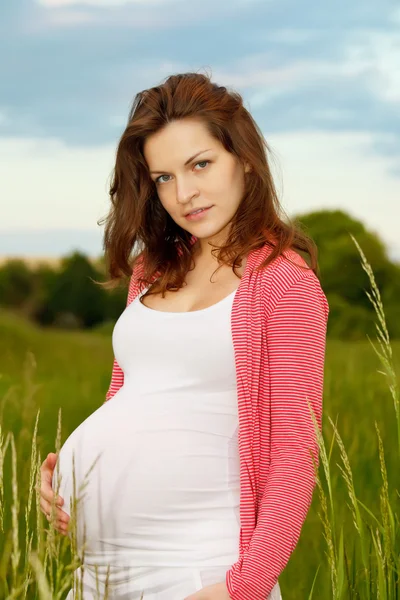 Όμορφη έγκυο γυναίκα στο πάρκο — Φωτογραφία Αρχείου