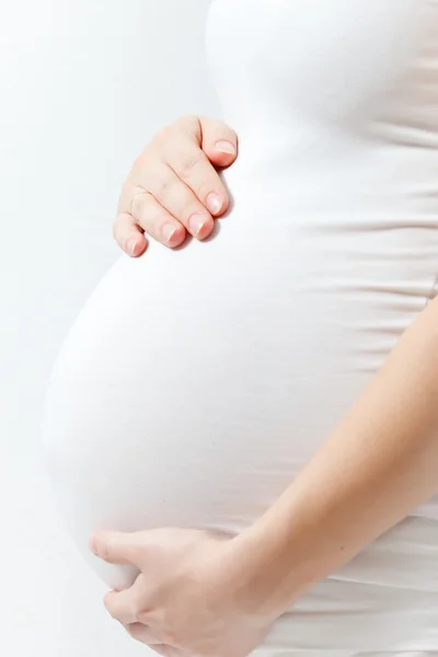 Kobieta w ciąży tutaj dotyka brzucha — Zdjęcie stockowe