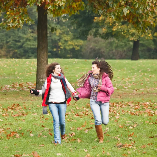 Dwa ładne dziewczyny w parku — Zdjęcie stockowe