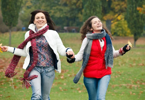 Two pretty girls in the park — Stock Photo, Image