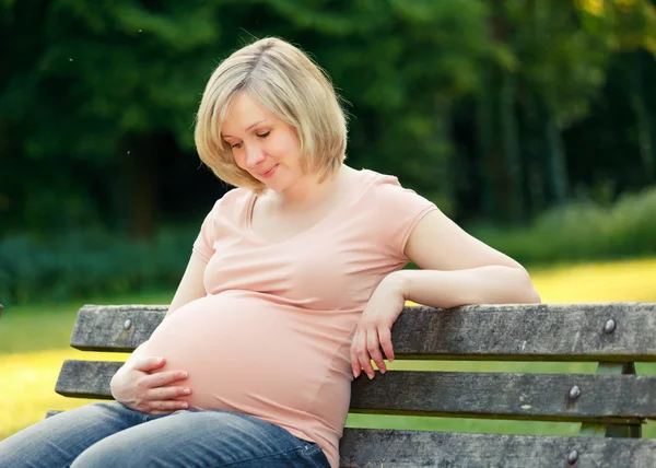 Terhes nő a parkban — Stock Fotó