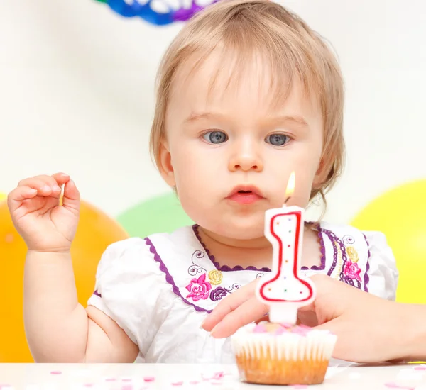 Kis lány ünneplők első születésnapja — Stock Fotó