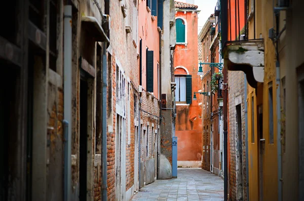 Enge Straße in Venedig — Stockfoto