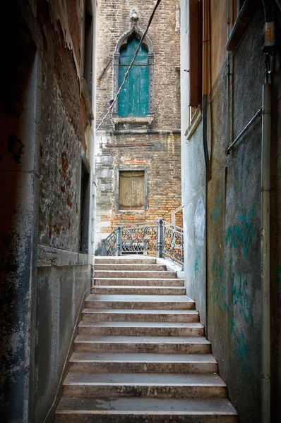 Úzká ulice v Benátkách — Stock fotografie