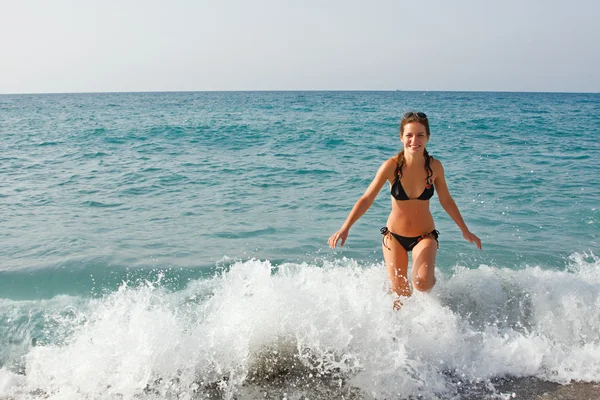 Fiatal nő a strandon — Stock Fotó