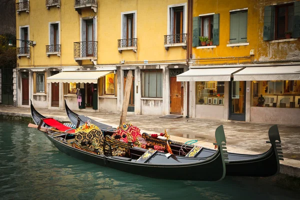 Tradiční gondoles v Benátkách — Stock fotografie