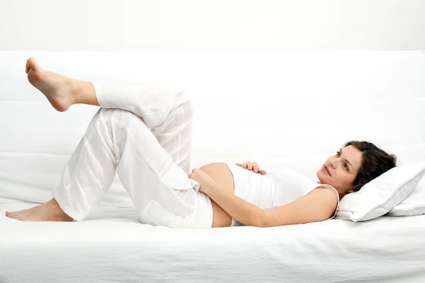 躺在沙发上的年轻孕妇 — 图库照片