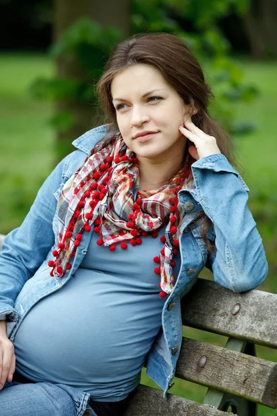怀孕的女人放松在公园 — 图库照片