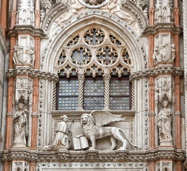 Венецианский лев и дож — стоковое фото