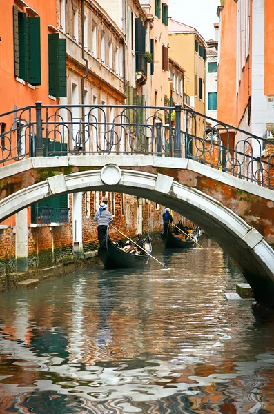 Гондолы на канале в Венеции — стоковое фото