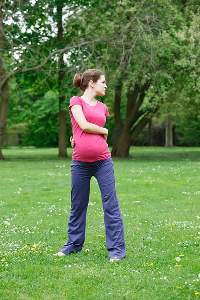 Donna incinta che si allena nel parco — Foto Stock