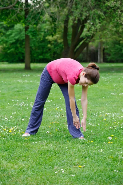 Mujer embarazada haciendo ejercicio en el parque — Foto de Stock