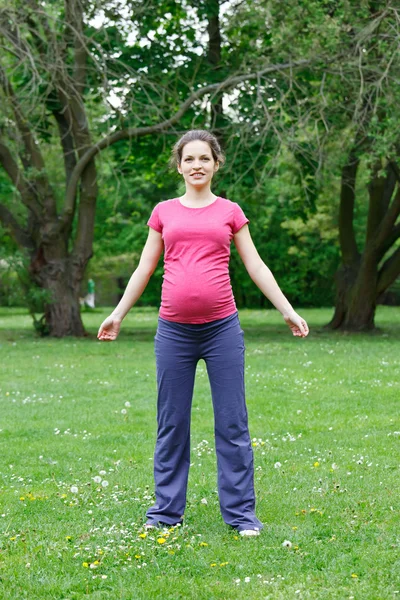 Mulher grávida se exercitando no parque — Fotografia de Stock