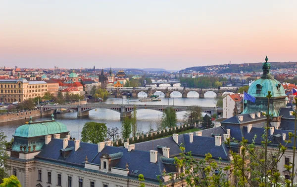 Güneş battıktan sonra Prag köprüler — Stok fotoğraf