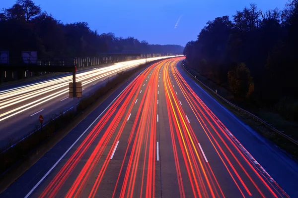Ночное время на шоссе — стоковое фото