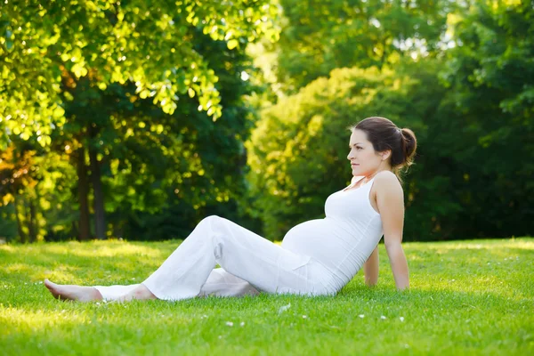 Piękna kobieta w ciąży w parku — Zdjęcie stockowe