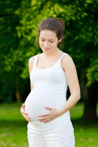 Szép terhes nő a parkban — Stock Fotó