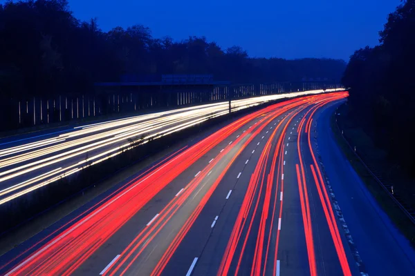 Traffico notturno in autostrada — Foto Stock