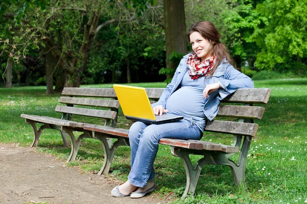 Kobieta w ciąży relaks w parku — Zdjęcie stockowe