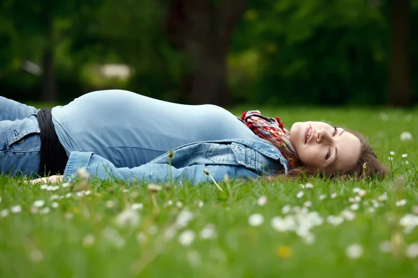 Pregnant woman relaxing in the park — Stock Photo, Image