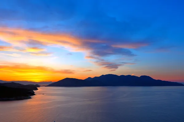 Belo pôr do sol sobre o mar Egeu — Fotografia de Stock