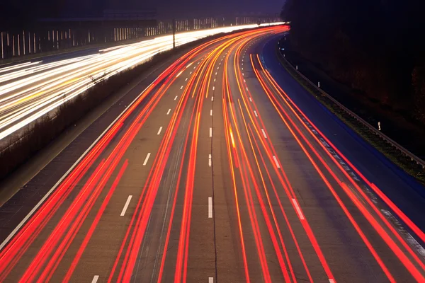 Nacht tijd verkeer op de snelweg — Stockfoto