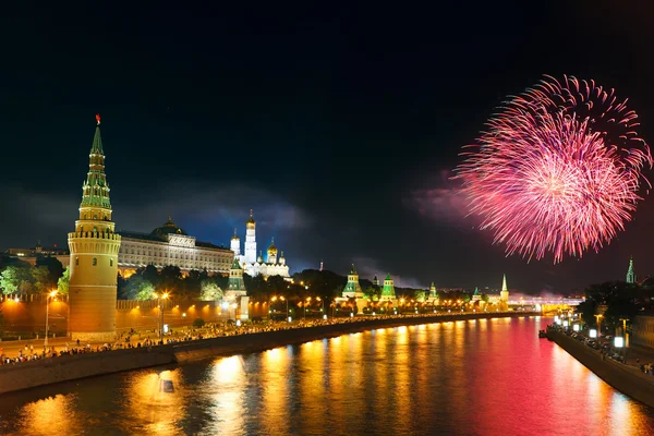 モスクワ クレムリンの上空の花火 — ストック写真