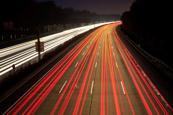 Gece saat trafik karayolu üzerinde — Stok fotoğraf