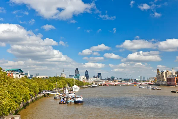 在伦敦泰晤士河畔的全景视图 — 图库照片