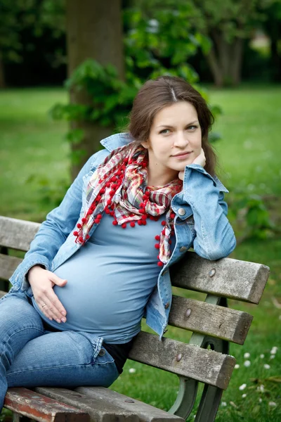 怀孕的女人放松在公园 — 图库照片