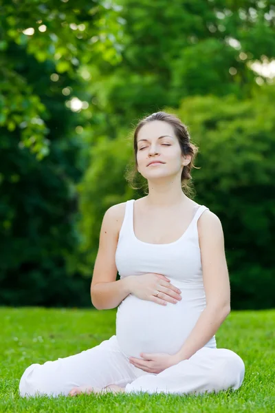 Mooie zwangere vrouw in het park — Stockfoto