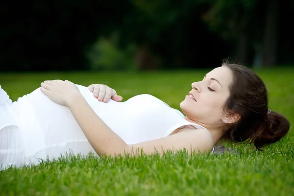 Mooie zwangere vrouw in het park — Stockfoto