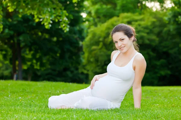 Hermosa mujer embarazada en el parque —  Fotos de Stock