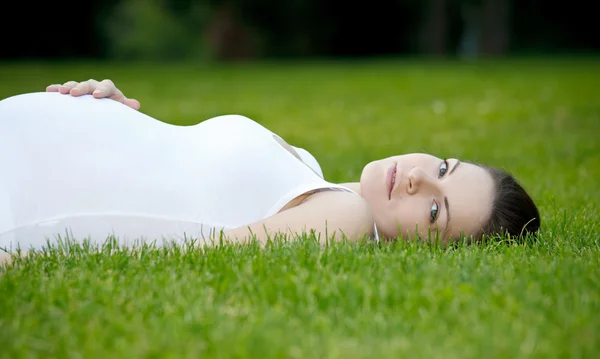 Beautiful pregnant woman in the park — Stock Photo, Image