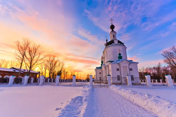 Ryska kyrkan vid solnedgången — Stockfoto