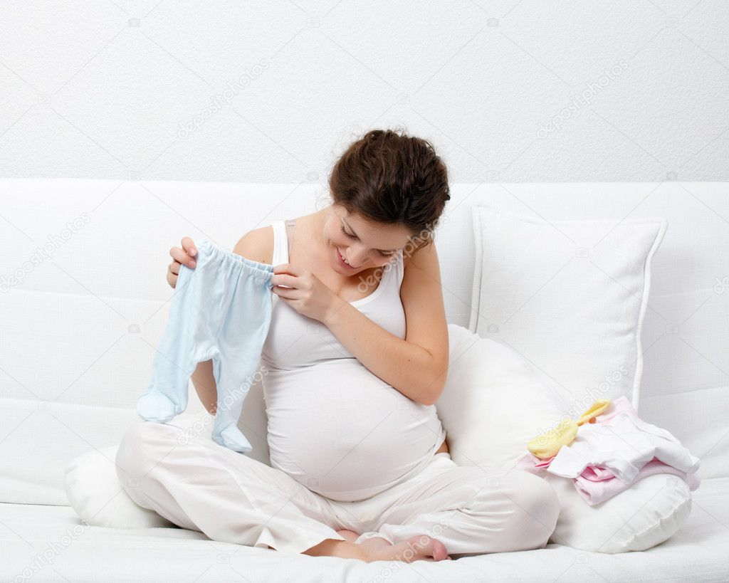 http://static6.depositphotos.com/1100968/639/i/950/depositphotos_6394538-Young-pregnant-woman.jpg