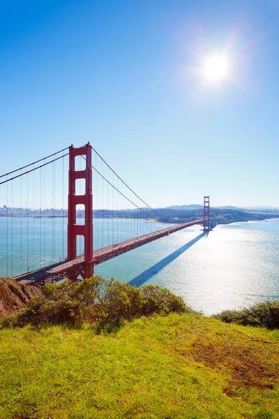 Golden Gate Bridge no dia ensolarado — Fotografia de Stock