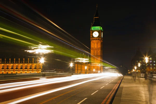 Κυκλοφορίας στο νύχτα Λονδίνο, Ηνωμένο Βασίλειο — Φωτογραφία Αρχείου